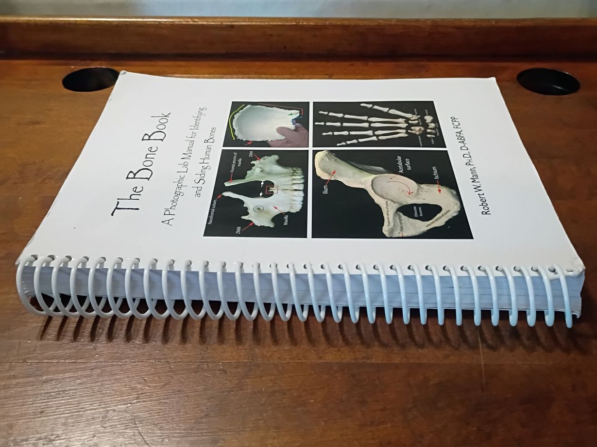 Bone Book: A Photographic Lab Manual for Identifying & Siding Human Bones MANN